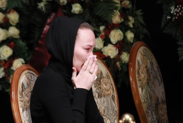 Екатерина на прощании с мужем