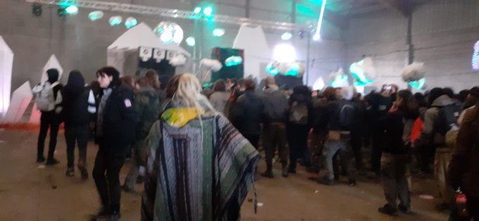 Во Франции жандармов закидали камнями при разгоне грандиозной вечеринки