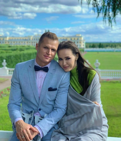 От хейтеров достается не только Тарасову, но и его супруге Анастасии Костенко