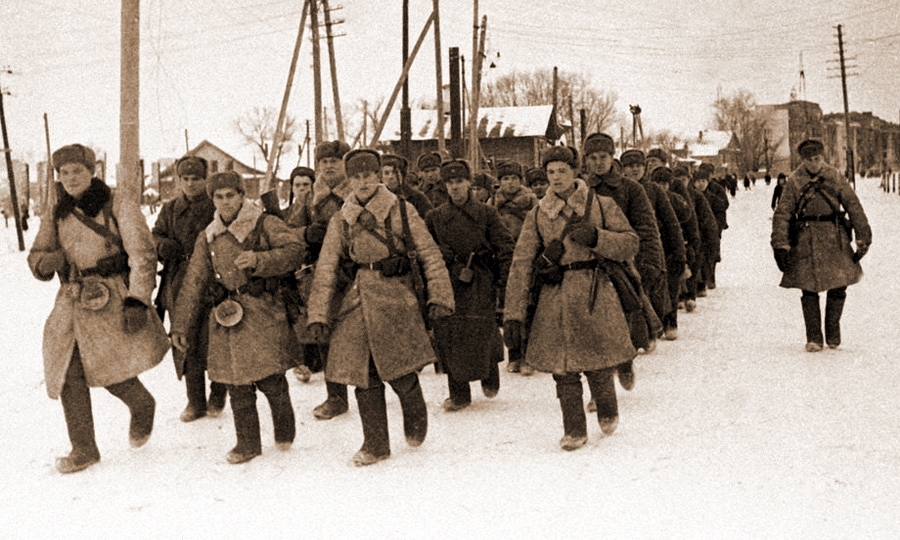 Советское стрелковое подразделение на марше. Калинин, 26 декабря 1941 года Советское стрелковое подразделение на марше. Калинин, 26 декабря 1941 года