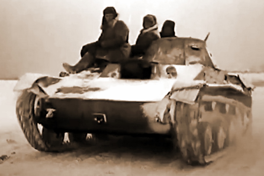 Лёгкий танк Т-60 с десантом на броне в ходе боёв за Калинин, декабрь 1941 года. Кадр из фильма «Разгром немецких войск под Москвой» Лёгкий танк Т-60 с десантом на броне в ходе боёв за Калинин, декабрь 1941 года. Кадр из фильма «Разгром немецких войск под Москвой»
