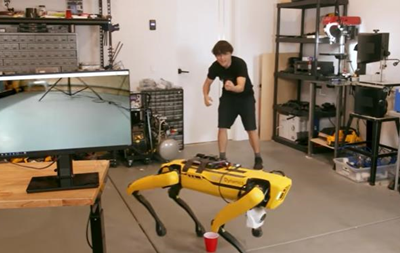 Робопса Boston Dynamics научили по команде ходить в туалет в стакан