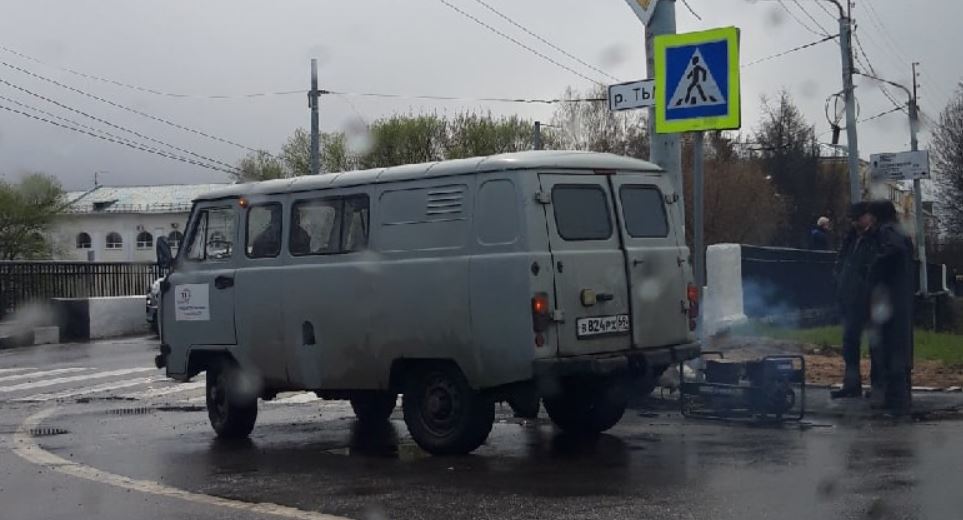 «Перепутали»: в Твери дорожный знак установили посреди проезжей части