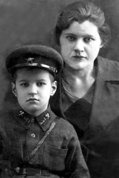 Георгий Иванович был очень привязан к матери, но не позволял родительнице решать вопросы его личной жизни