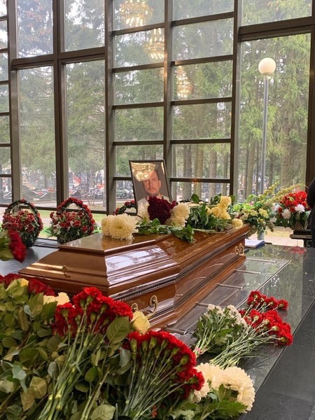 Ведущего кремировали и похоронили на Николо-Архангельском кладбище