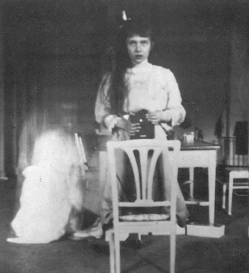 В 1914 году на Kodak Brownie был снят первый автопортрет девочки-подростка: его сделала княжна Анастасия Николаевна В 1914 году на Kodak Brownie был снят первый автопортрет девочки-подростка: его сделала княжна Анастасия Николаевна