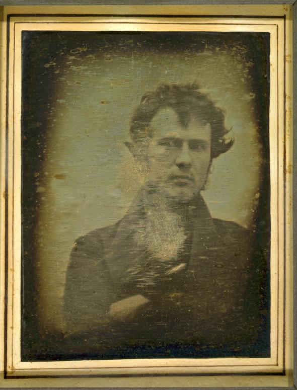 Первое фотоселфи было создано в 1839 году американским химиком Робертом Корнелиусом с помощью дагеротипии Первое фотоселфи было создано в 1839 году американским химиком Робертом Корнелиусом с помощью дагеротипии