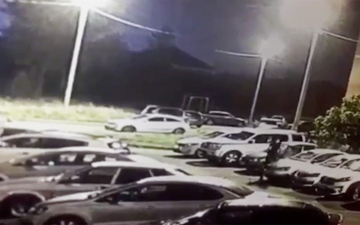 Момент расстрела полицейского попал на видео Момент расстрела полицейского попал на видео