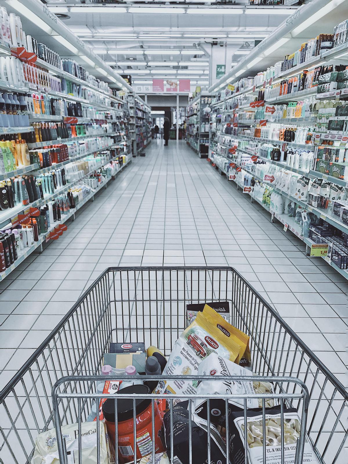 Возвращайте магазинные тележки на место после использования. Это же так просто. Возвращайте магазинные тележки на место после использования. Это же так просто.