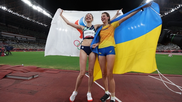 Ласицкене вновь сфотографировалась с украинкой Магучих