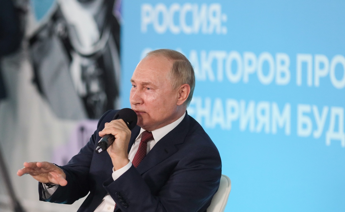 Президент РФ Владимир Путин во время встречи со школьниками во Владивостоке Президент РФ Владимир Путин во время встречи со школьниками во Владивостоке