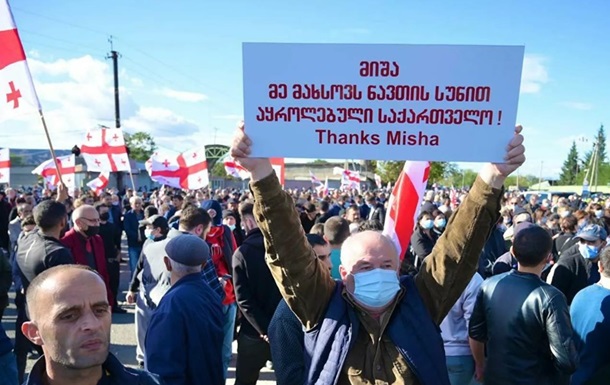 В Грузии сотни людей окружили тюрьму, где находится Саакашвили