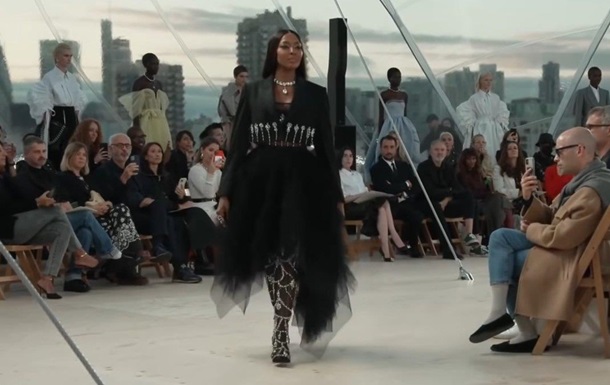 Наоми Кэмпбелл представила новую коллекцию от Alexander McQueen