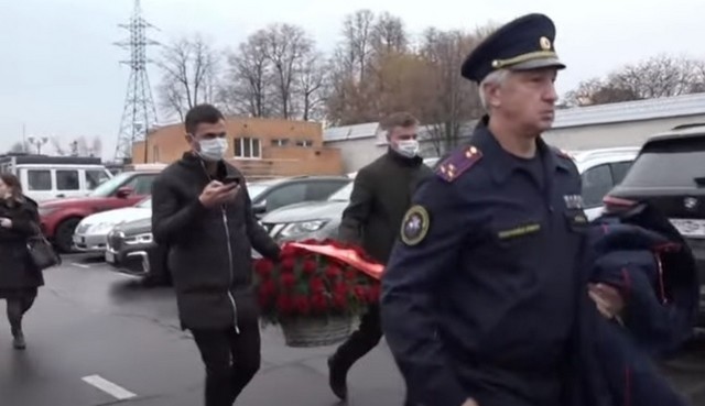 На прощание к Маркину чиновники несут цветы и траурные венки На прощание к Маркину чиновники несут цветы и траурные венки