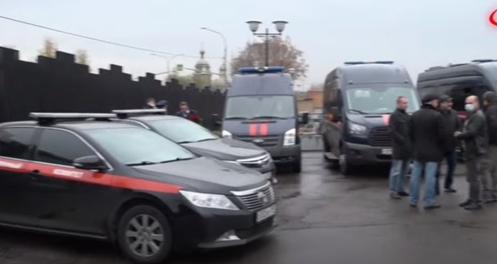 Автомобили СК заняли большинство мест на парковке Автомобили СК заняли большинство мест на парковке