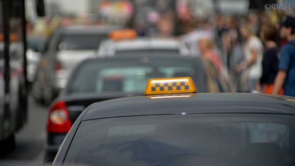 Таксисты, пешеходы-нарушители и устаревшие ПДД: в чем причина смертей на дорогах в России