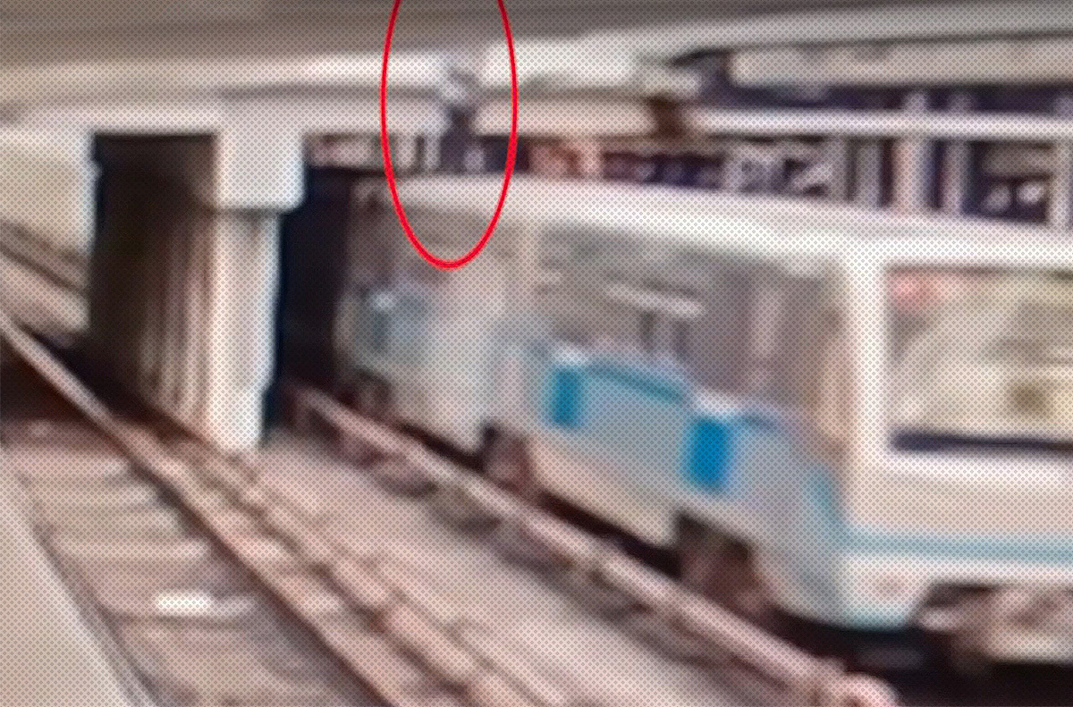 Зацепер на крыше поезда московского метро.