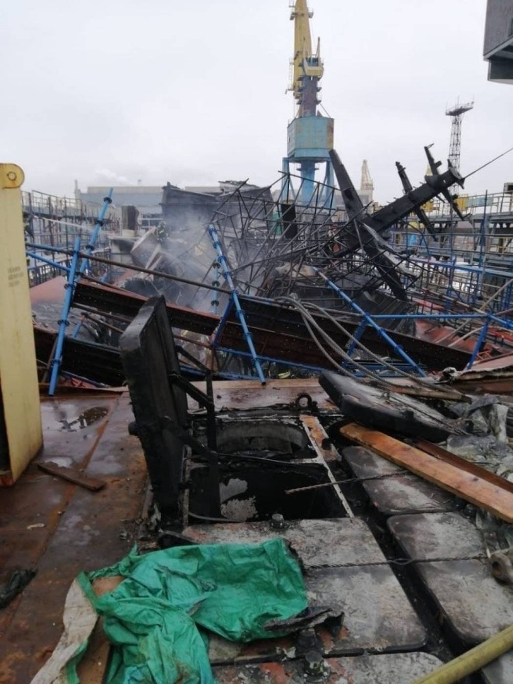 Спасатели полностью ликвидировали последствия пожара на верфи в Петербурге