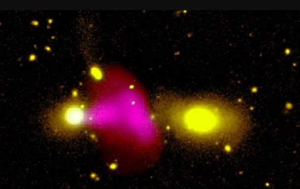 Ученые впервые увидели, как черная дыра стреляет по соседней галактике