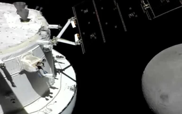 Космический корабль Orion на минимальной высоте облетел Луну
