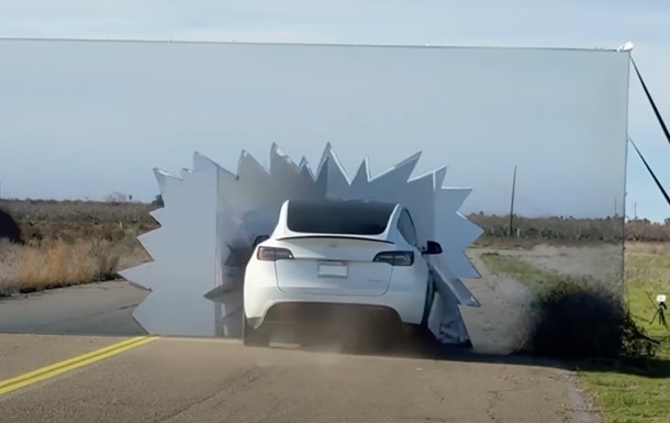 Автопилот Tesla не смог отличить фальшивую дорогу от настоящей